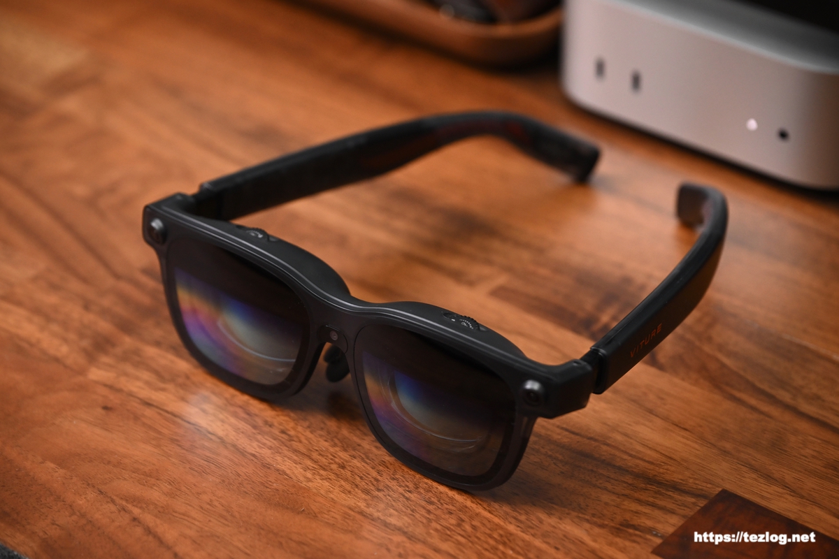 Viture Luma Ultra テンプルを開いた状態。