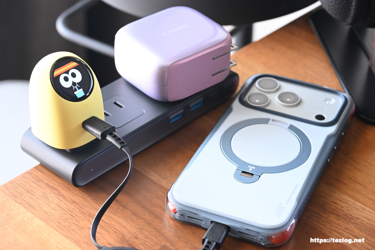 TORRAS FlashEye Dot プリン・イェロー iPhoneを充電中の表情