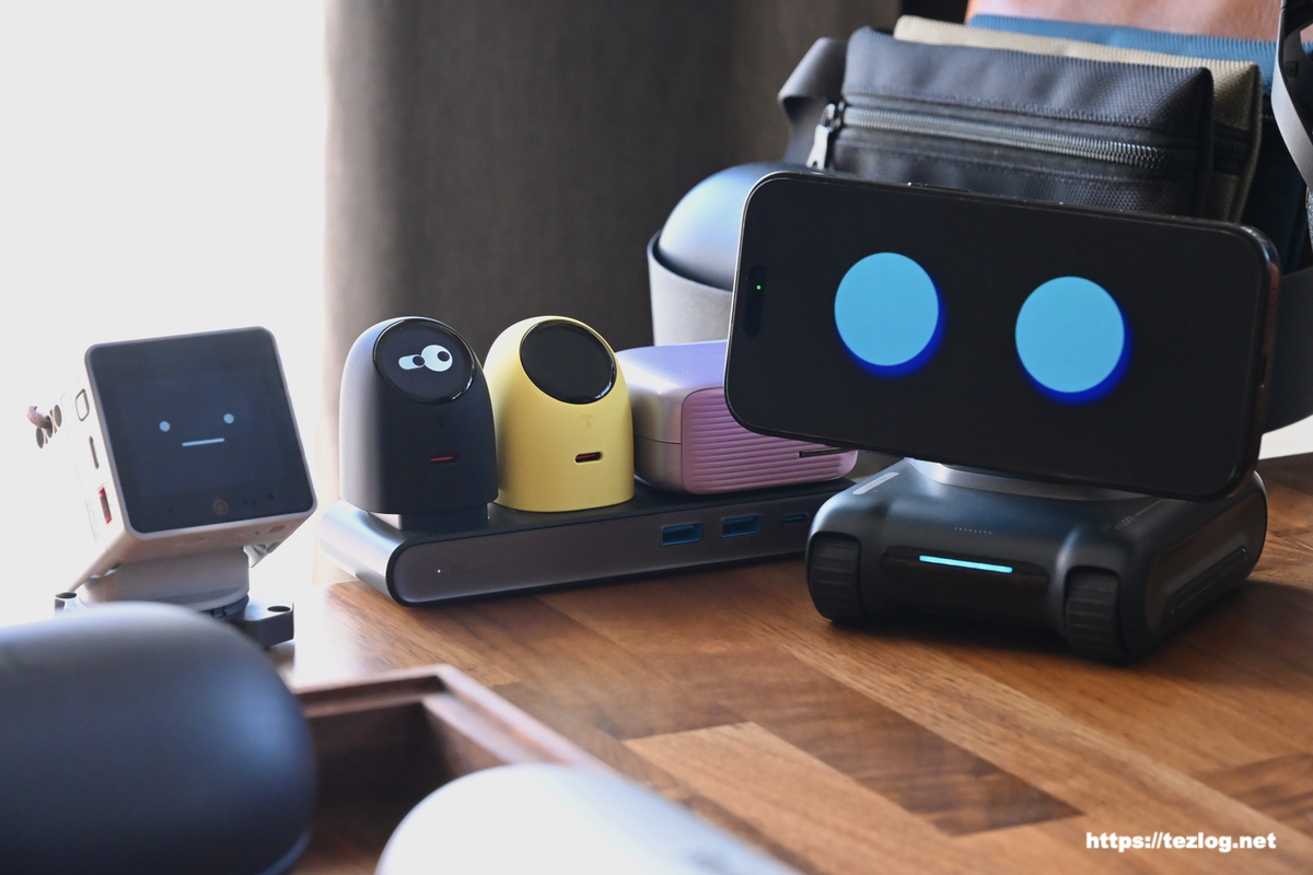 TORRAS FlashEye Dot デスクの上で使っている様子。他のAIロボットと共にデスクを賑やかに。