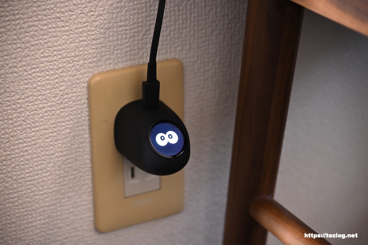 TORRAS FlashEye Dot 壁のコンセントに挿した時の表示。満充電時の表情。