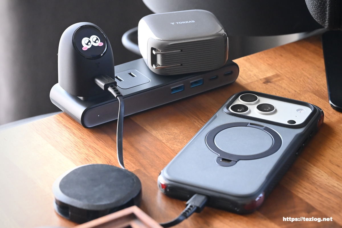 TORRAS FlashEye Dot スミ・ブラック iPhoneを充電中。タップした時の表情。